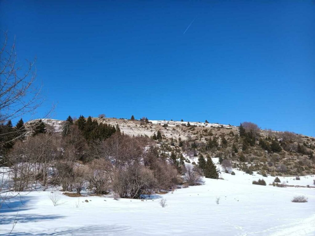 La petite dalle qui borde le plateau