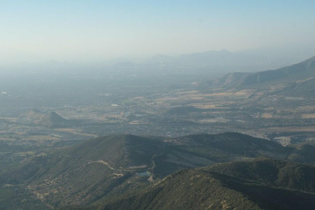 La plaine de Santiago au nord-ouest. Seul le grand gratte-ciel du Costanera Center émerge du smog.