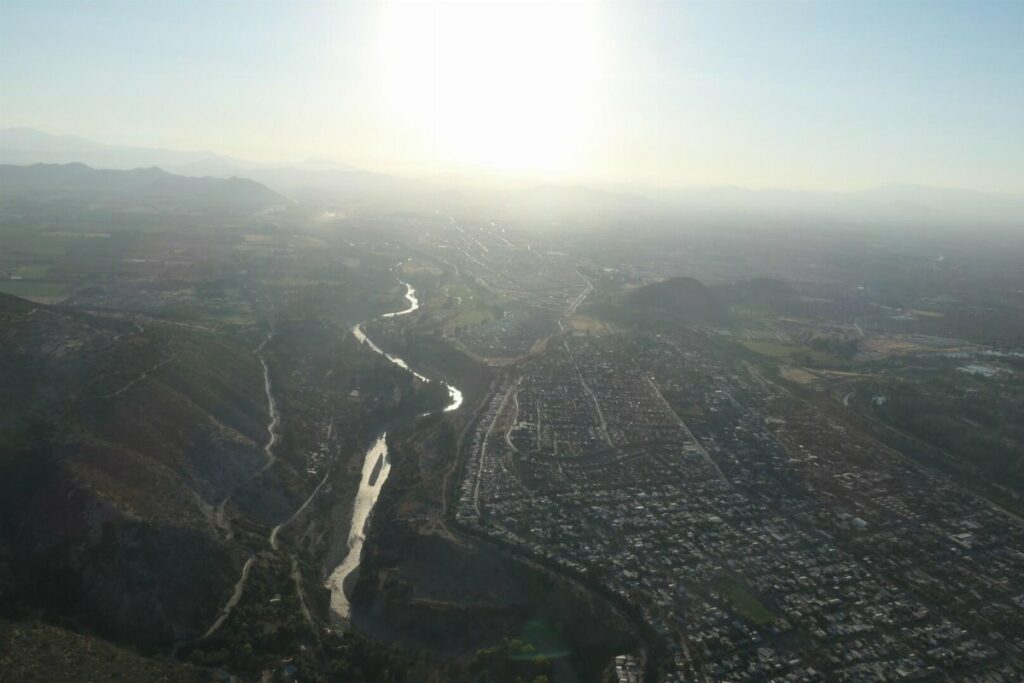 L'aval du Maipo en contre jour dans la plaine