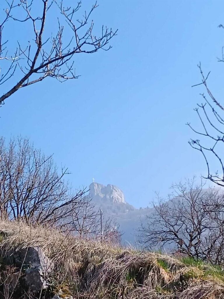 Sous la croix, longeant le col de Saint Saturnin